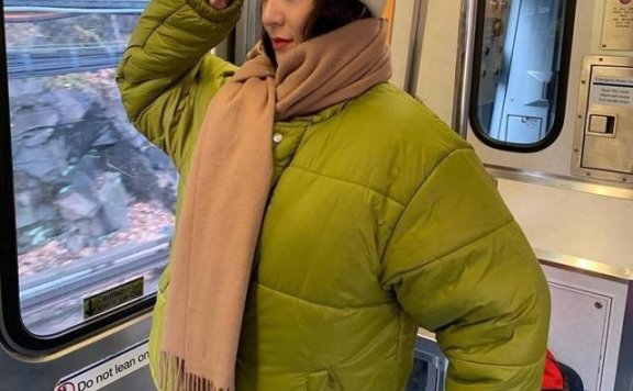 林允儿、孔孝真穿羽绒服来抵挡冬日低温天气