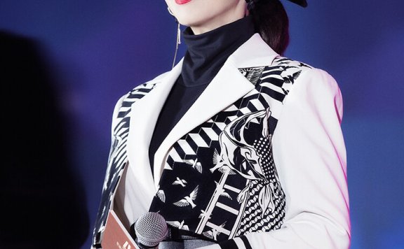 赵雅芝大衣配黑色宽檐帽尽显名媛范!