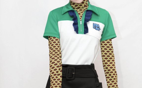 霍思燕Polo衫叠穿搭配短裙，38岁美回18岁