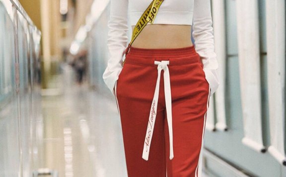 张俪纯色系的针织衫加上高领的设计是首选