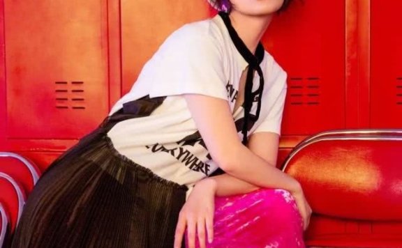 谢娜蕾丝蛋糕裙少女十足!“万年老二”吴昕开辟新路吊带外穿