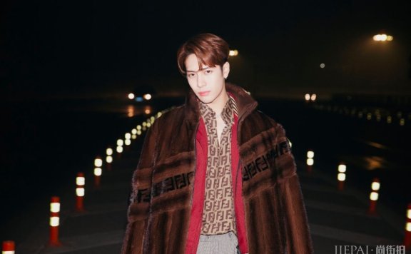 王嘉尔的一句“I’m from China”燃爆了Fendi 秀场!