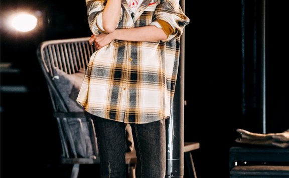 赵薇多变风格,首度演话剧,接连挑战四款工科标配衬衫