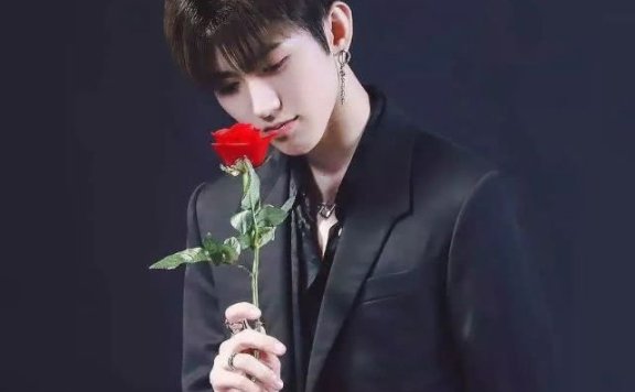 蔡徐坤少年与花太唯美！王俊凯撞上白宇一个稚嫩一个成熟