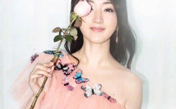 杨钰莹穿肉粉色薄纱裙仙气飘飘似仙女