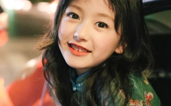 都说抖音洋娃娃是照网红界最美妈妈整的,看到她校花时照片真相了