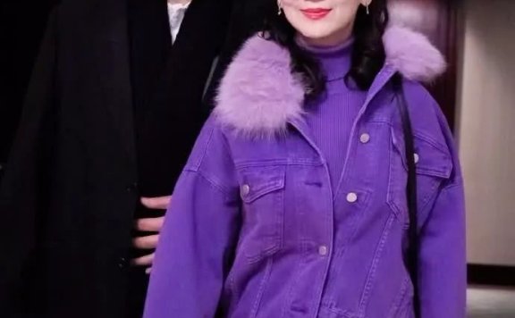 赵雅芝外套扣错零下秀!