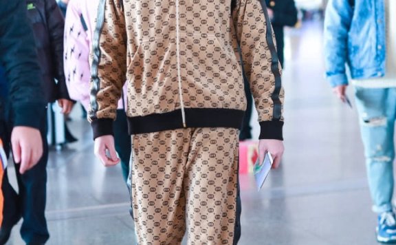 吴磊穿睡衣走机场，还放222只“蚂蚁”在身上搞怪！