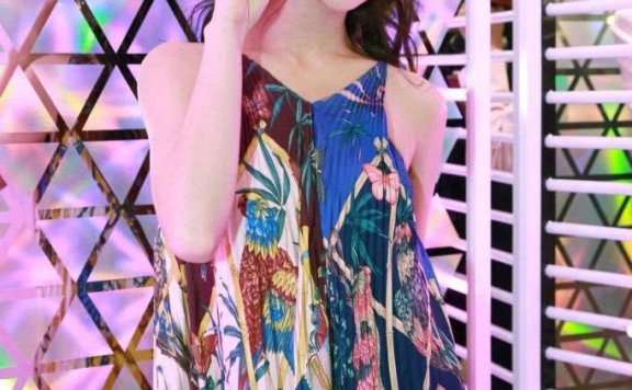 吴谨言气质真好,艳丽的印花裙穿上也不俗气,