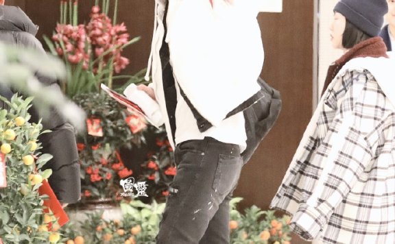 软乎乎的白宇现身机场 大长腿超吸睛！