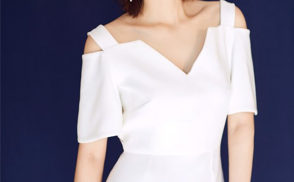 董璇俏皮卷毛配白裙,37岁照样也有少女感