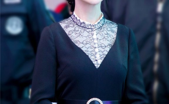 赵雅芝戴蕾丝choker不够,还扎俏皮葫芦辫减龄