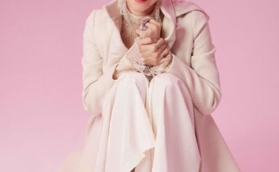 陈小纭高领针织衫搭配刘海造型，口含手指可爱度爆增