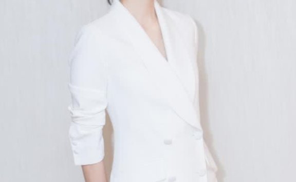 “高贵妃”童瑶穿西装,过年拿着倍有面!