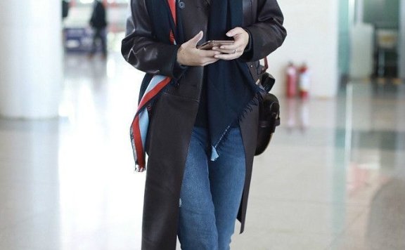 梅婷素颜现身机场，黑眼圈严重不是我熟悉的女神！