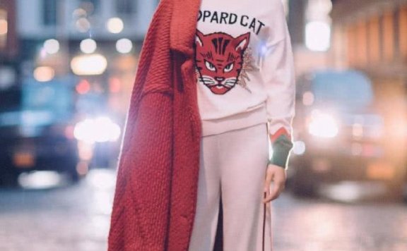 斓曦穿白色拖尾裙优雅迷人,微胖也美成焦点