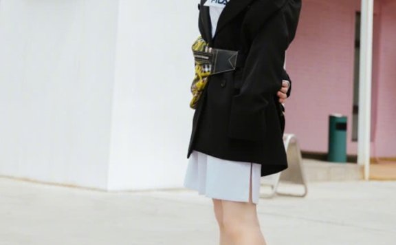 舒畅把裤脚的一侧塞进袜子里,瞬间秒变时尚潮人
