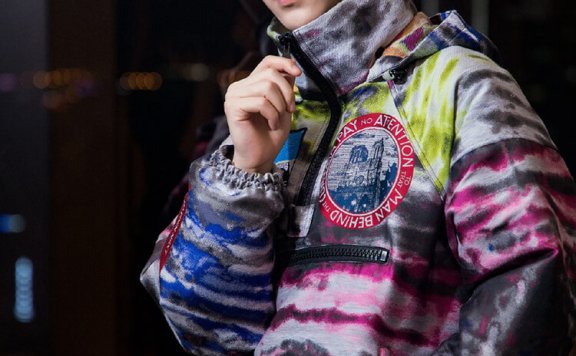 范丞丞一身篮球运动装大秀身材