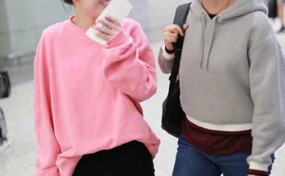 蒋雯丽穿大红色连衣裙优雅又减龄,美得太不像话了