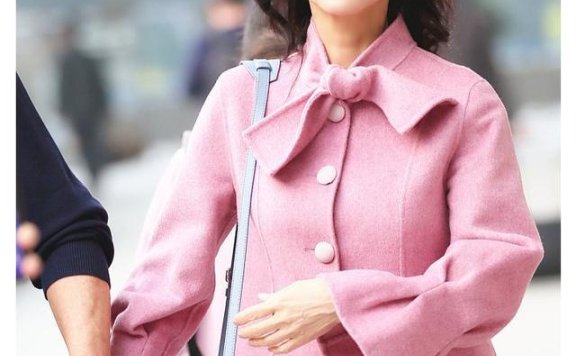 赵雅芝穿粉色大衣更减龄,鱼尾荷叶边设计太少女