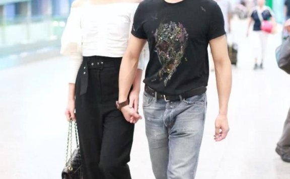 蓝盈莹穿刺绣西装搭配长裤子，轻松打造190气场