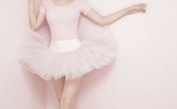 李小璐上封面杂志，穿粉色芭蕾舞裙，重回清纯