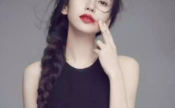 热巴赵丽颖都在扎的马尾辫,一个甜美一个妩媚…baby势头最猛!