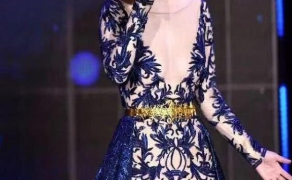 张靓颖短发搭碎花裙露美腿,网友离了婚越来越美