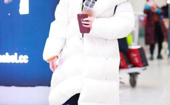 邓恩熙穿羽绒服变“大白熊”现身!