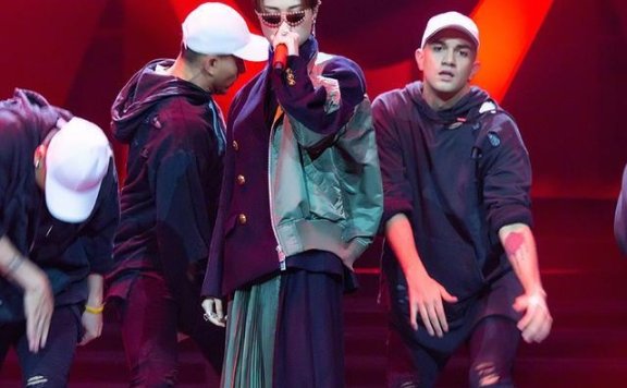 李宇春红色皮衣搭配过膝靴又帅又美，气质令人惊艳