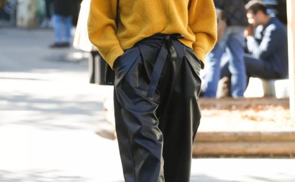 降低皮裤奇装异服的感觉 只需要一件毛衣就够了