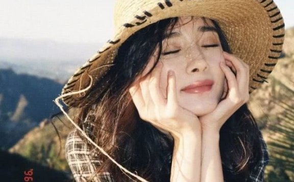 杨幂牛仔裤搭短靴的经典穿搭太显腿长