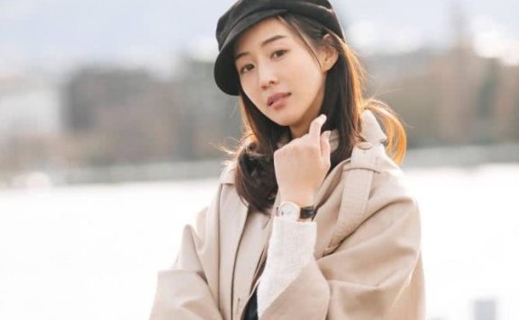 张钧甯卡其色斗篷大衣搭短靴,妥妥的女神范儿