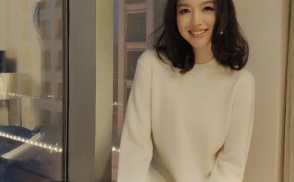 张梓琳一身简装依旧美到爆,大长腿走路都带风