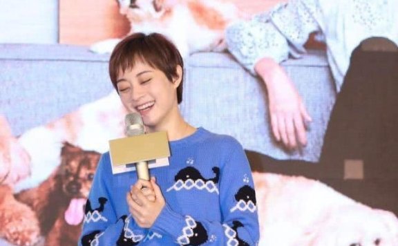 孙俪穿新造型出席活动现场,漂亮又年轻