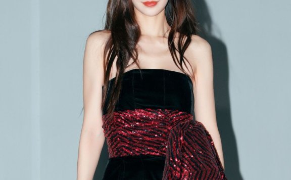 angelababy穿经典小黑裙与李易峰同框!