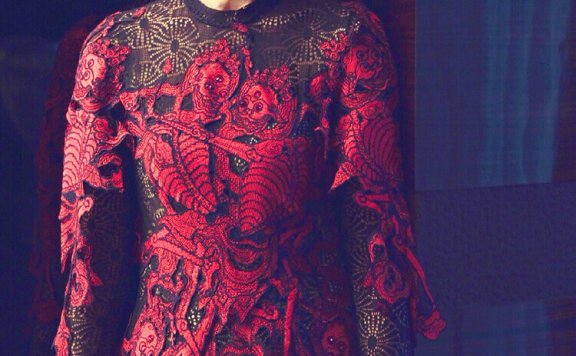 蔡少芬身穿红黑色连衣裙美得高调，瞬间闪耀全场