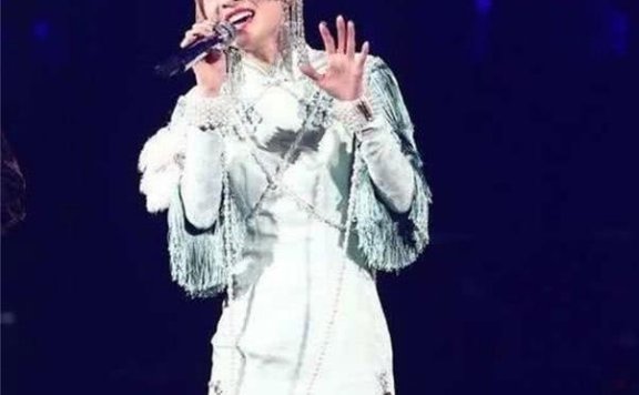 张韶涵演唱会大秀“鲸鱼腿”,一见吴青峰全“破功”!