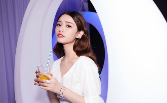林允只颜值高扎着马尾辫,气质变得更惊艳了