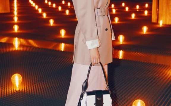 “顾廷烨”的红颜知己真会穿，西装也能衬出“蚂蚁腰”，看愣了！