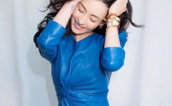 辣妈张柏芝蓝色裹臀裙配过膝高跟靴子!