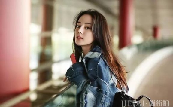 迪丽热巴宽松裤看不到腿,只有针织衫撑场