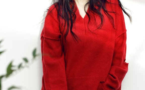 李小璐身穿红色毛衣优雅又减龄！