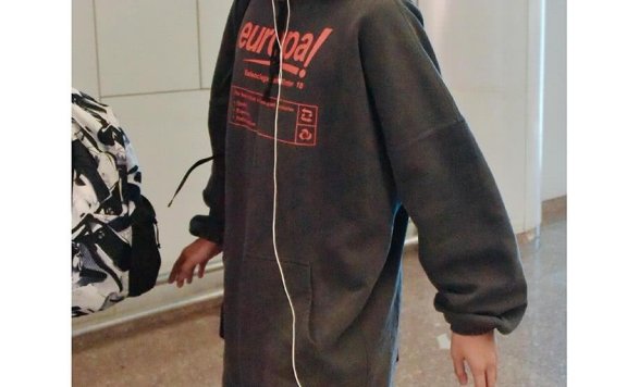 刘昊然现身机场又穿阔腿裤,配长款大衣,腿长就是任性!