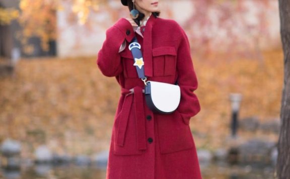 《上新了·故宫》韩丹彤穿驼色大衣时髦又温暖,真漂亮