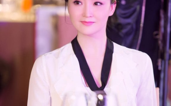 王艳高马尾配大衣时髦减龄!