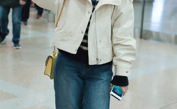 李沁机场秀短夹克搭配卷边牛仔裤