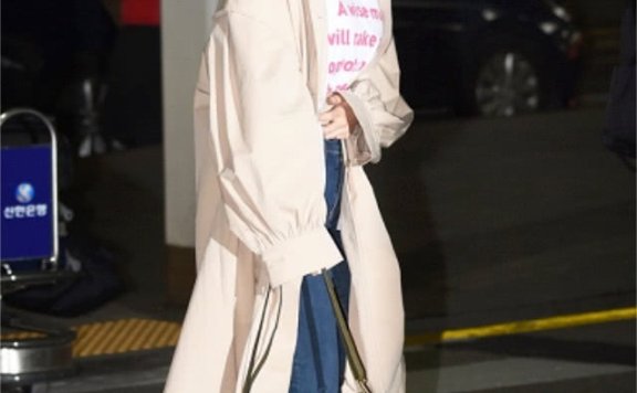 黄圣依和刘仁娜,同样穿长款风衣,谁更有气质