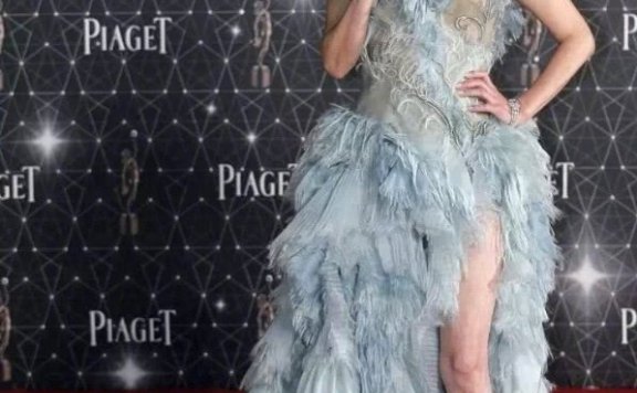 刘嘉玲礼服上竟沾满了“雪花”，这是要逼疯密恐症？