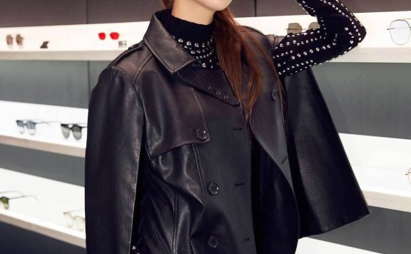 昆凌穿皮衣配短裙，粗壮小腿抢镜了！